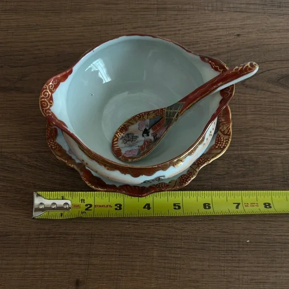 Elegant Japanese Porcelain Gravy Boat with Spoon - Picture 6 of 7